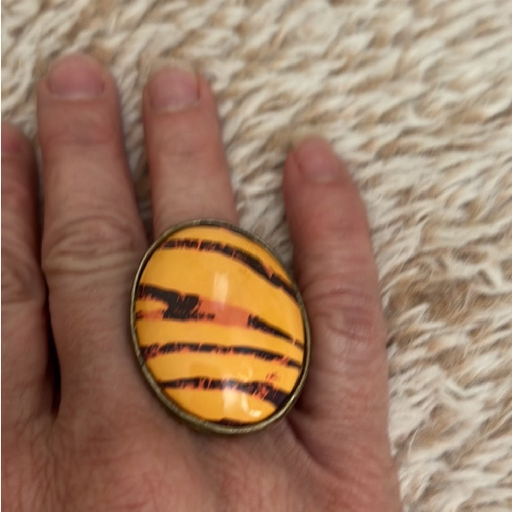 Tiger ring with stretch band